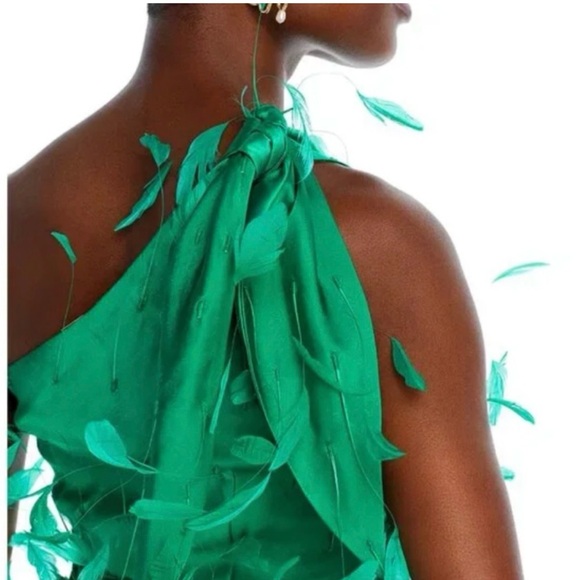 Elegant Green Dress with Leaf Accents - Picture 6 of 6